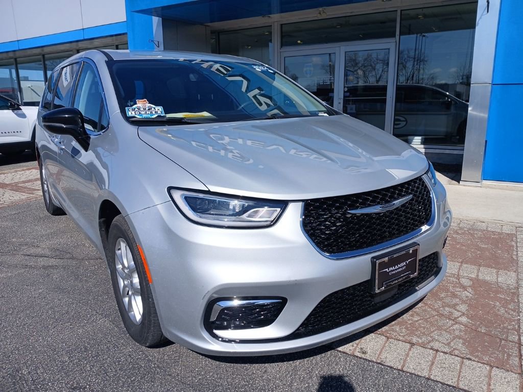 Used 2024 Chrysler Pacifica Touring-L image 2