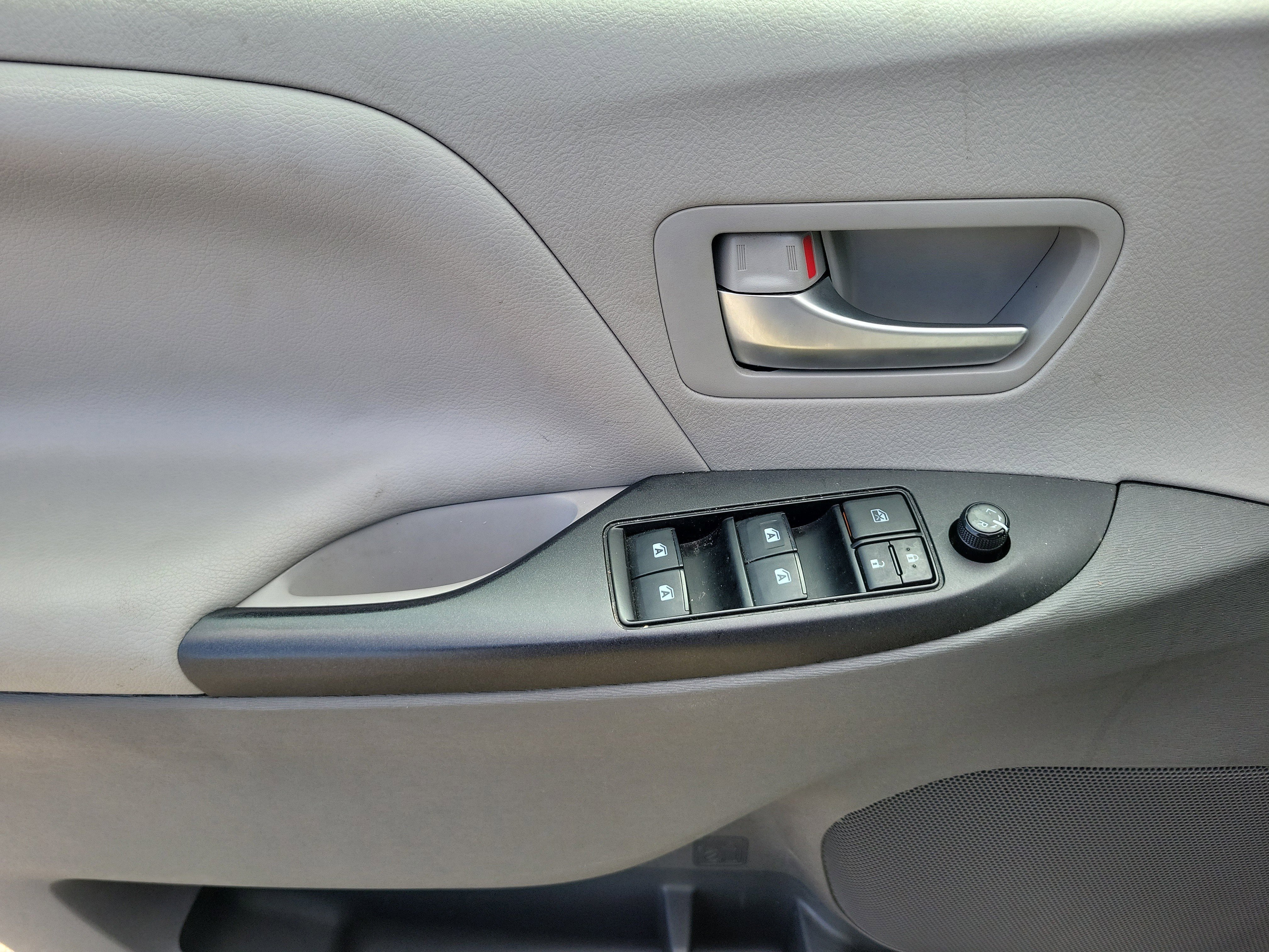 Used 2019 Toyota Sienna LE w/ Carpet Mat Package image 19