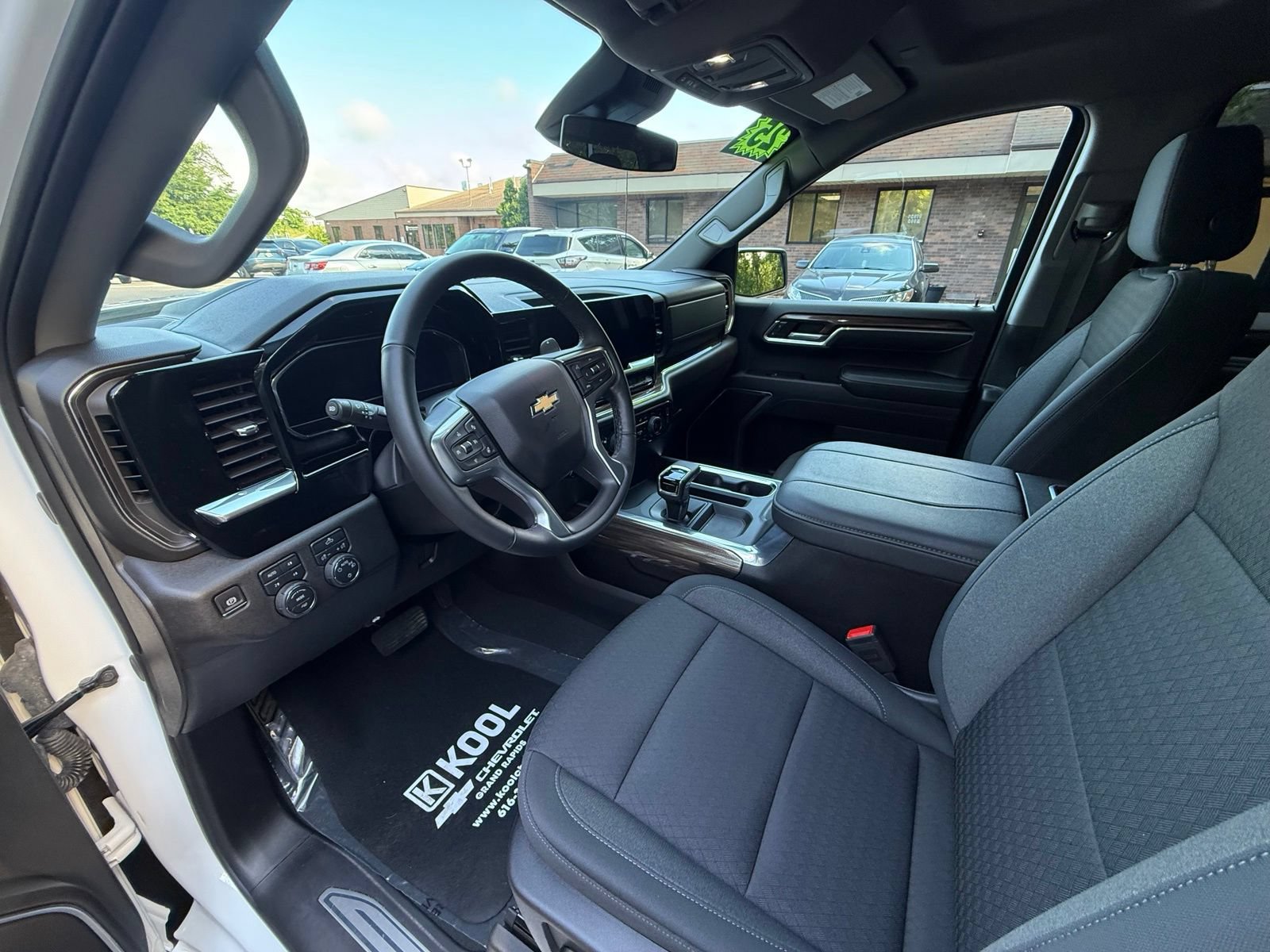 Used 2025 Chevrolet Silverado 1500 LT AWD/4WD image 11