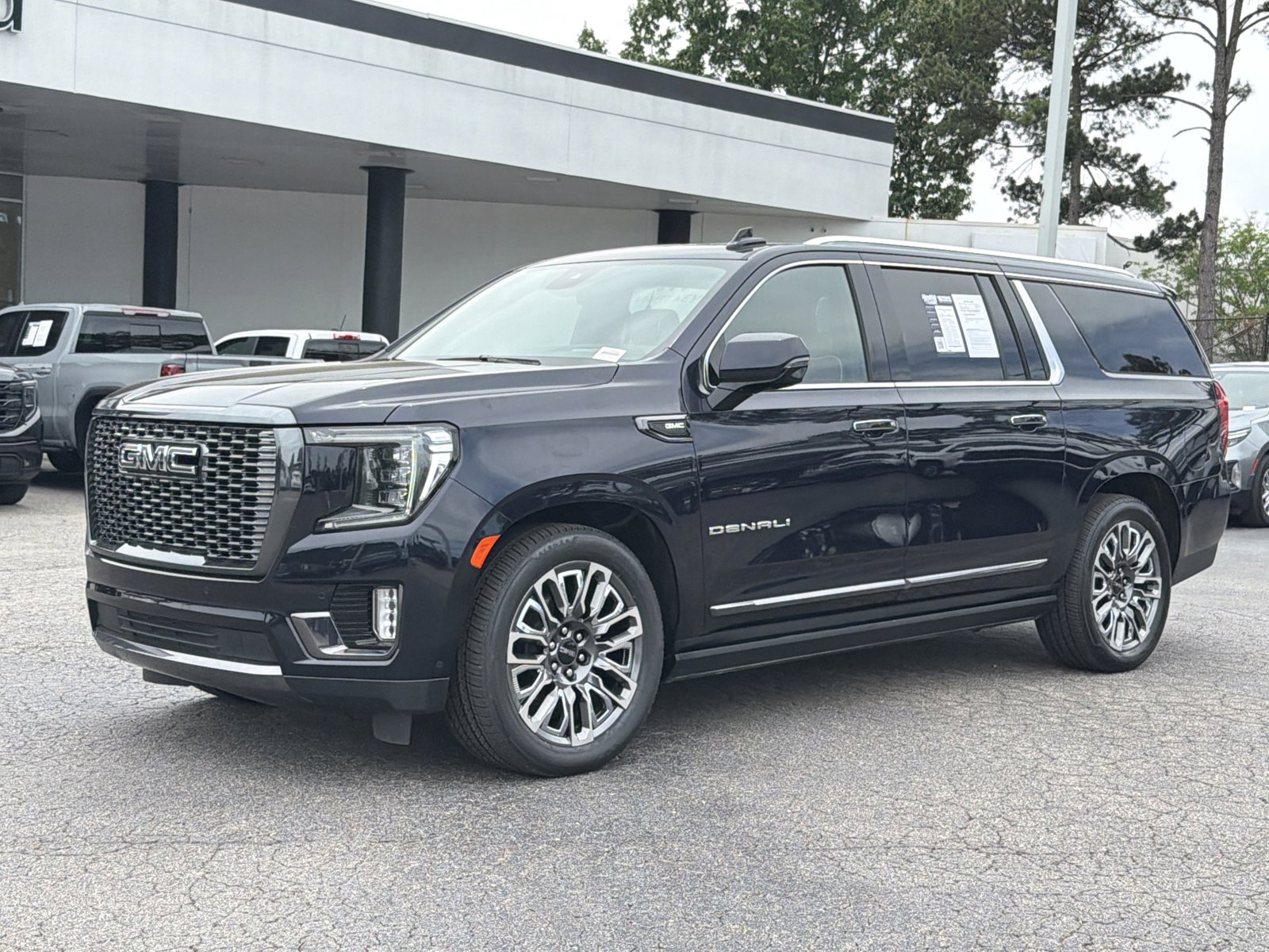Used 2024 GMC Yukon XL Denali Ultimate AWD/4WD image 7