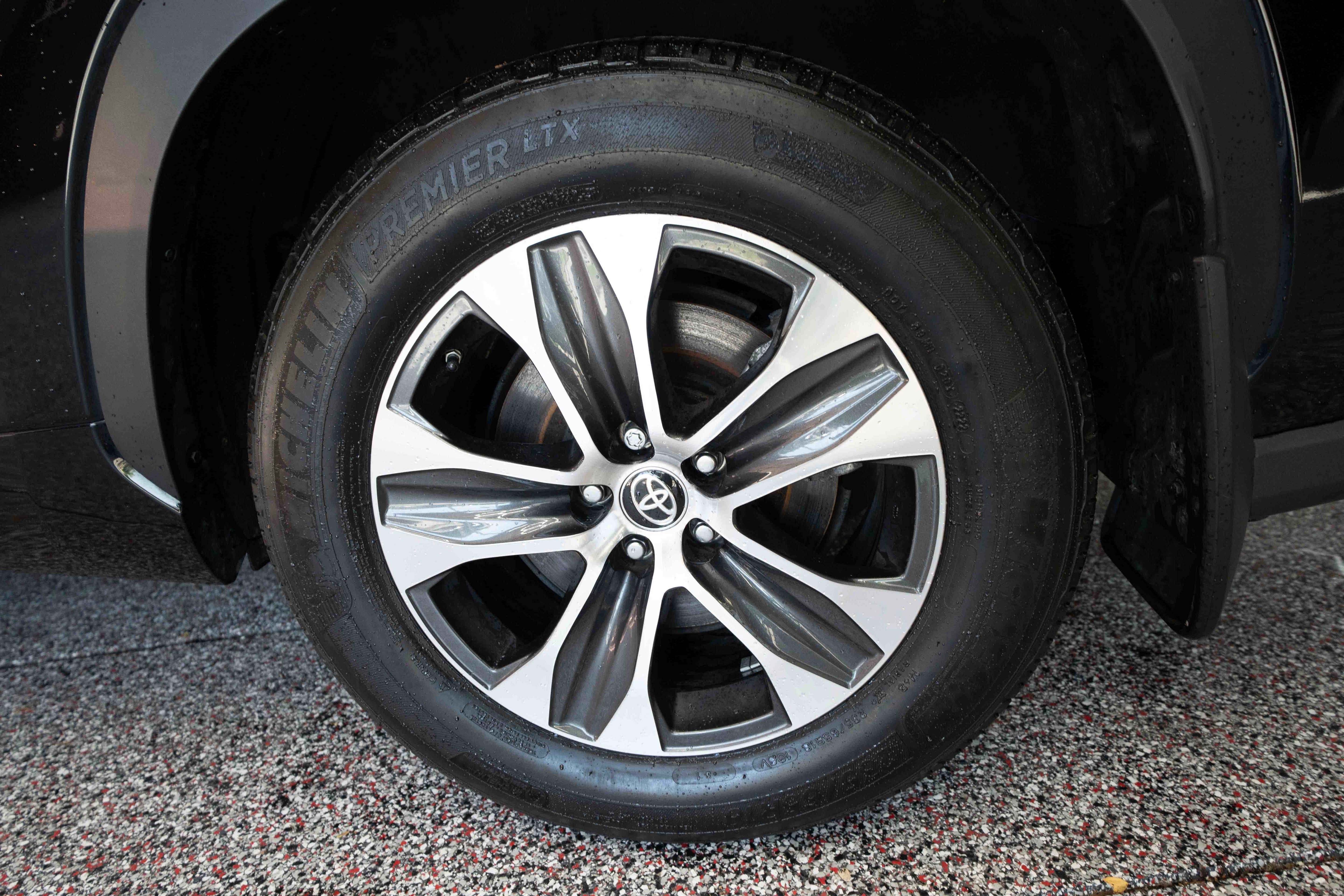 Used 2022 Toyota Highlander XLE AWD/4WD image 30