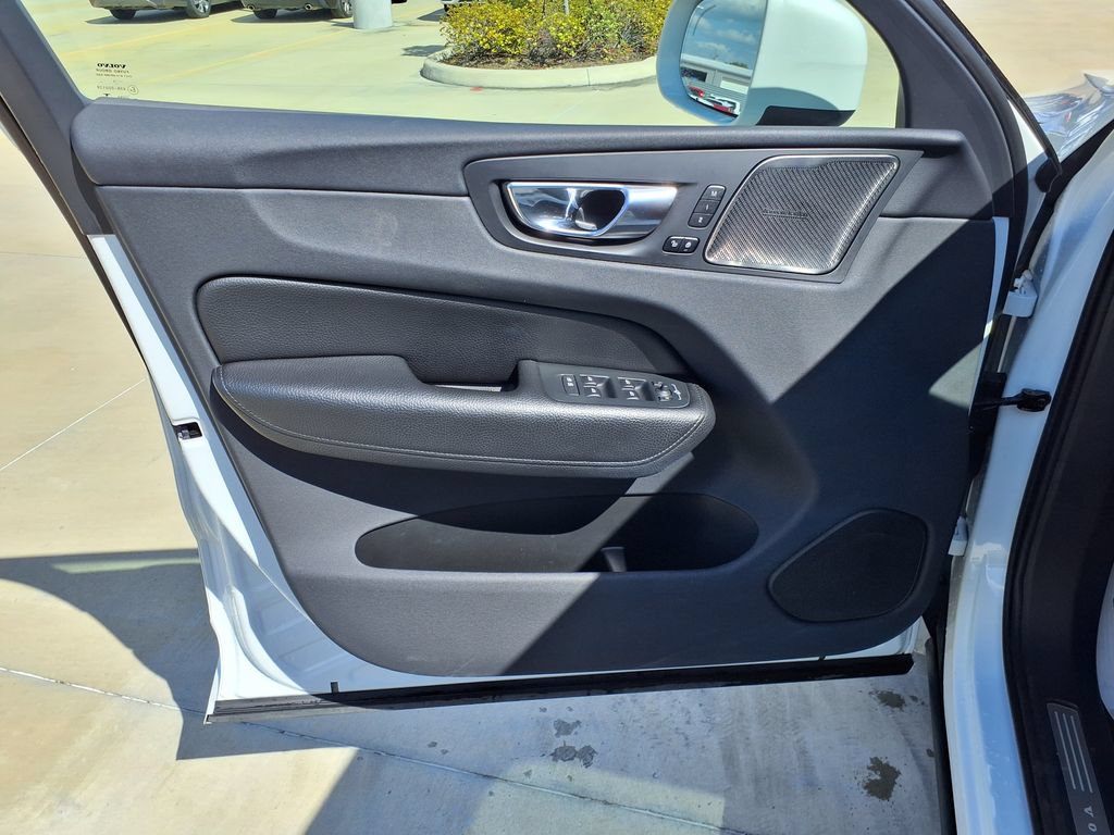 Used 2019 Volvo XC60 T5 Momentum w/ Multimedia Package AWD/4WD image 14