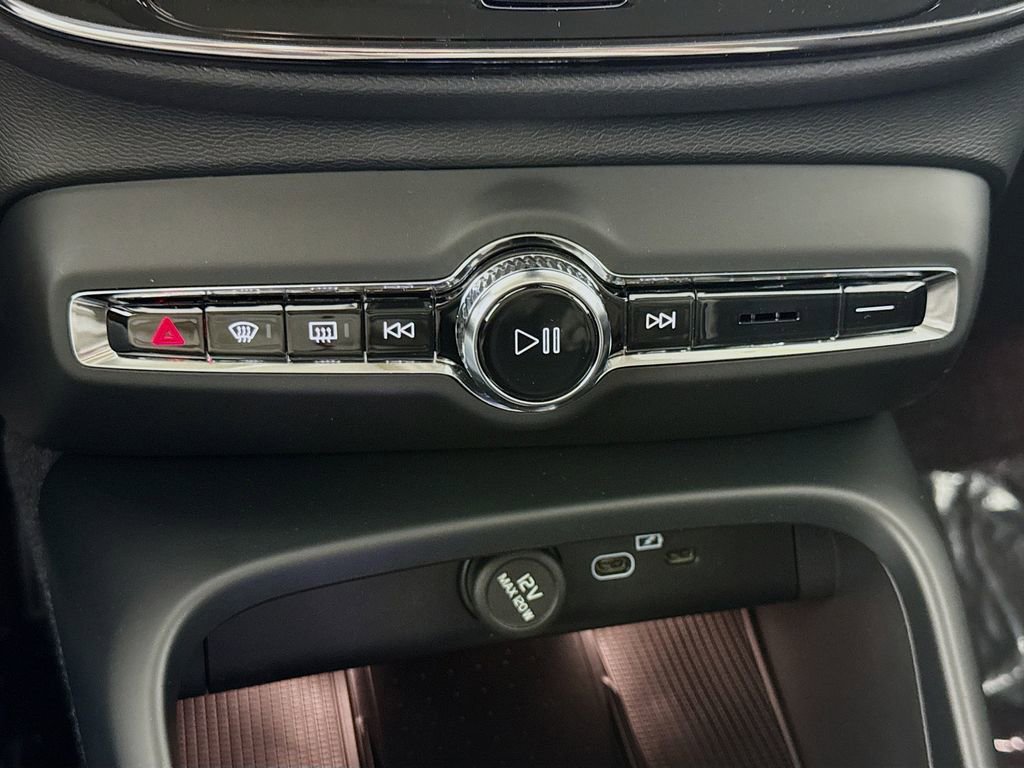 New 2026 Volvo XC40 B5 Ultra w/ Climate Package image 15