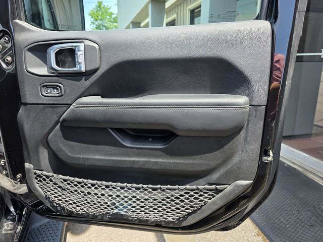 Used 2020 Jeep Wrangler Unlimited Sahara w/ Dual Top Group AWD/4WD image 31