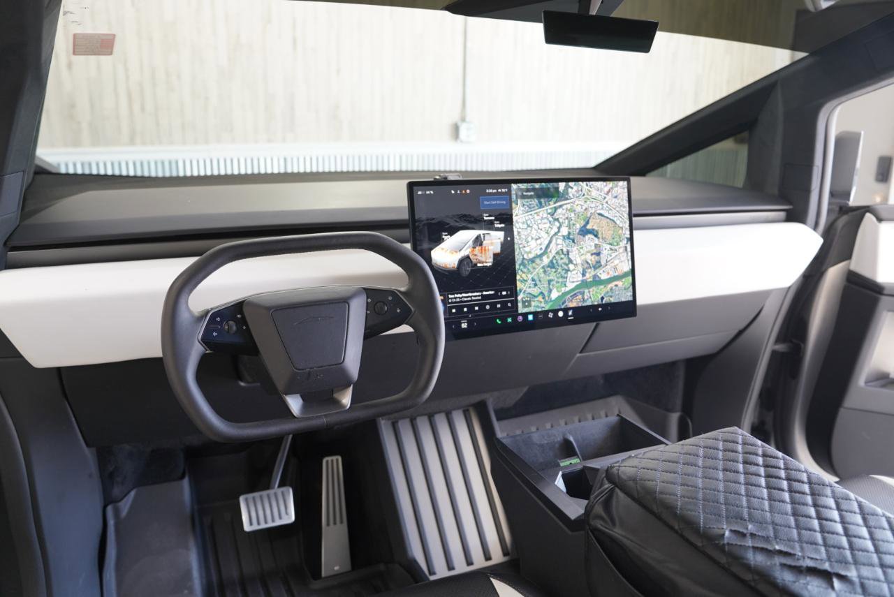 Used 2024 Tesla Cybertruck AWD Crew Cab image 11