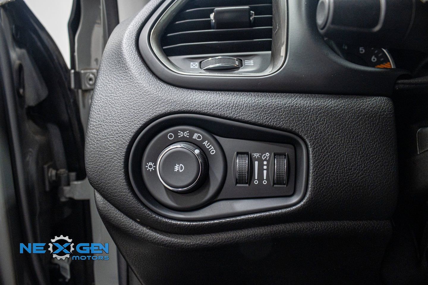 Used 2022 Jeep Renegade Latitude w/ Convenience Group image 13