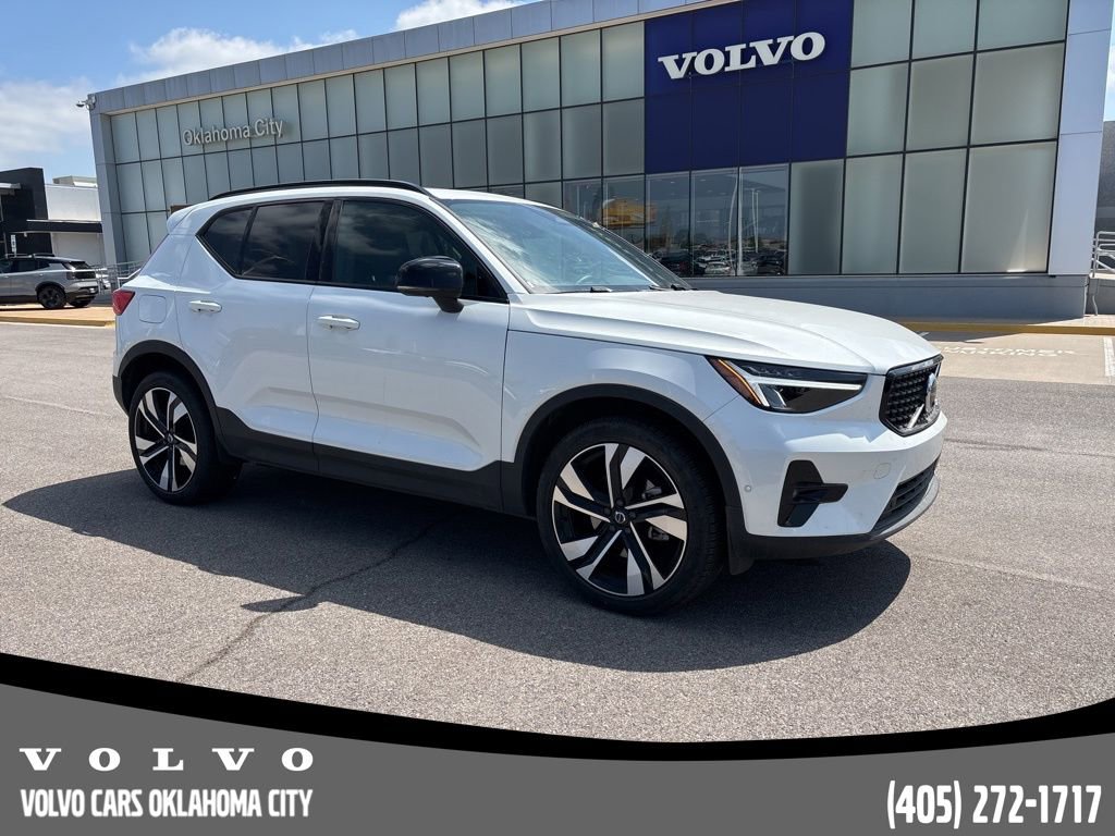Used 2025 Volvo XC40 B5 Plus image 6