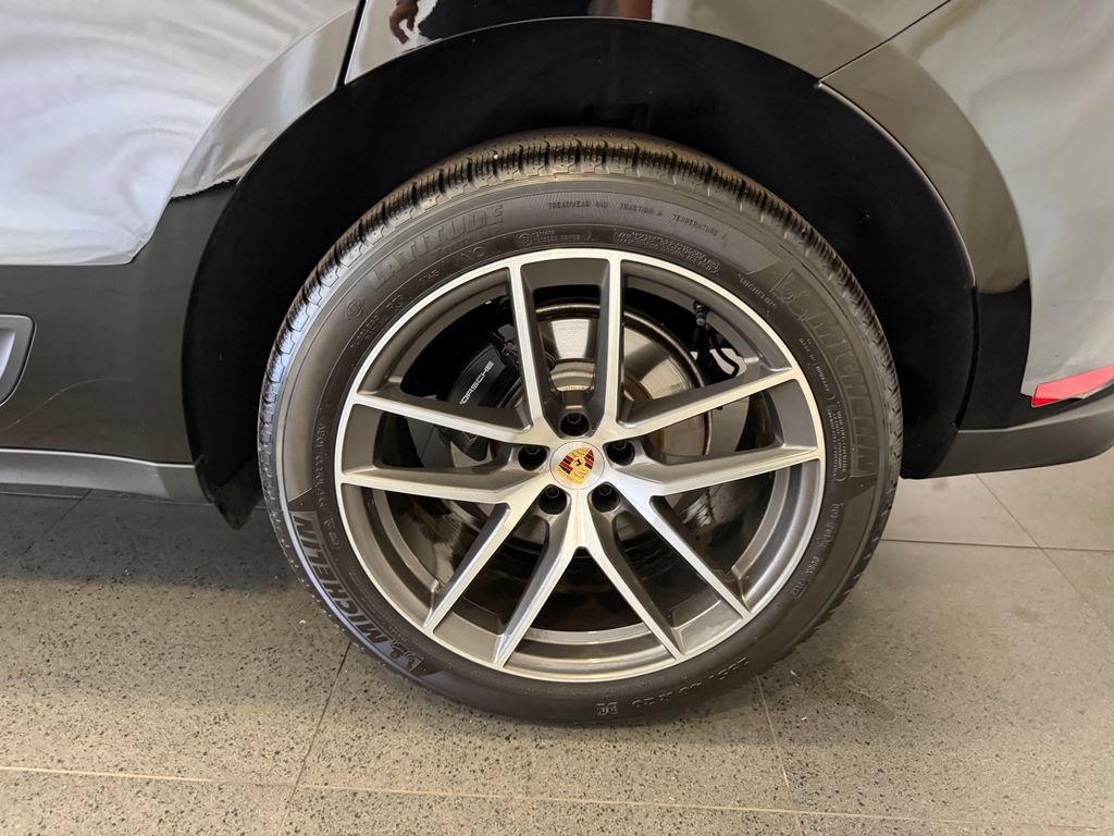 Certified 2026 Porsche Macan AWD/4WD image 11