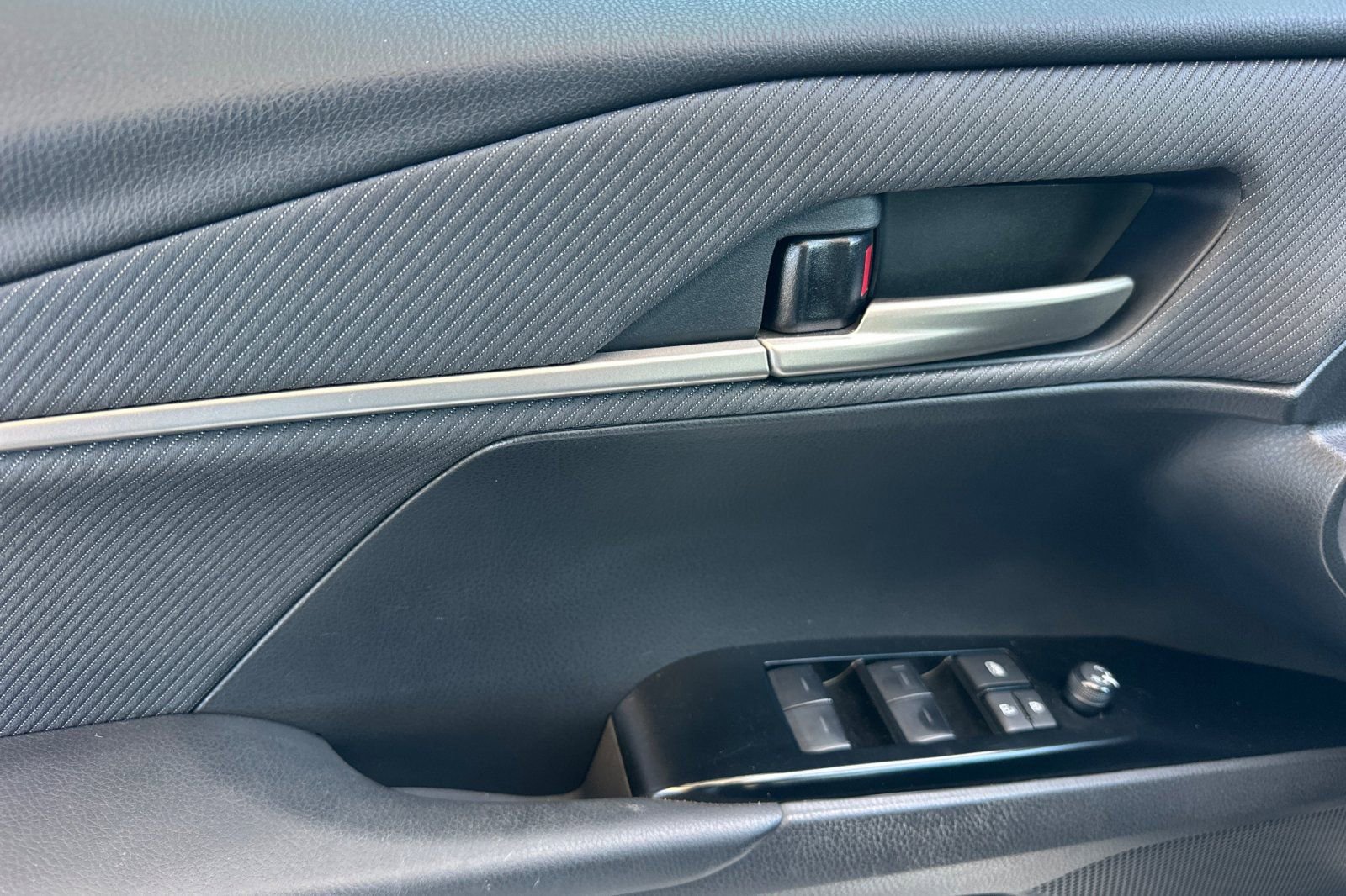 Used 2025 Toyota Camry SE FWD image 11
