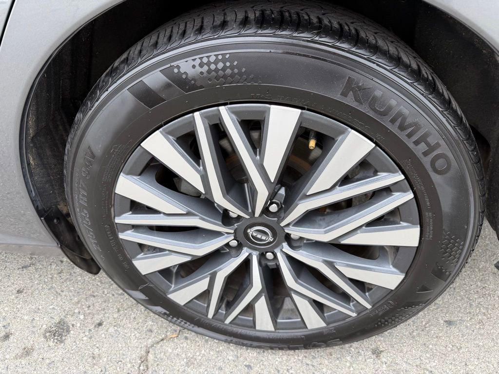 Used 2024 Nissan Altima 2.5 SV FWD image 13