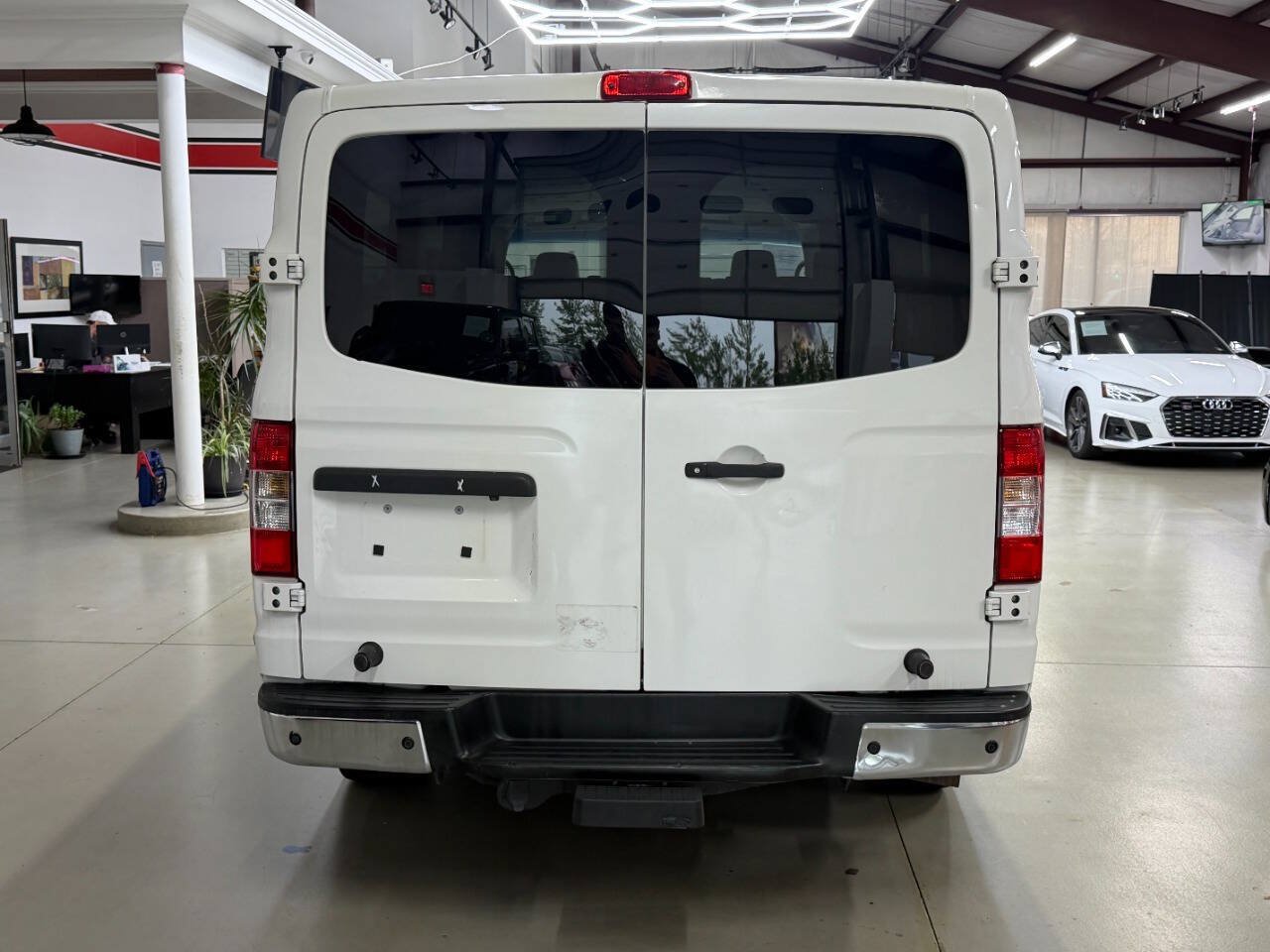 Used 2016 Nissan NV 3500 SL RWD image 3