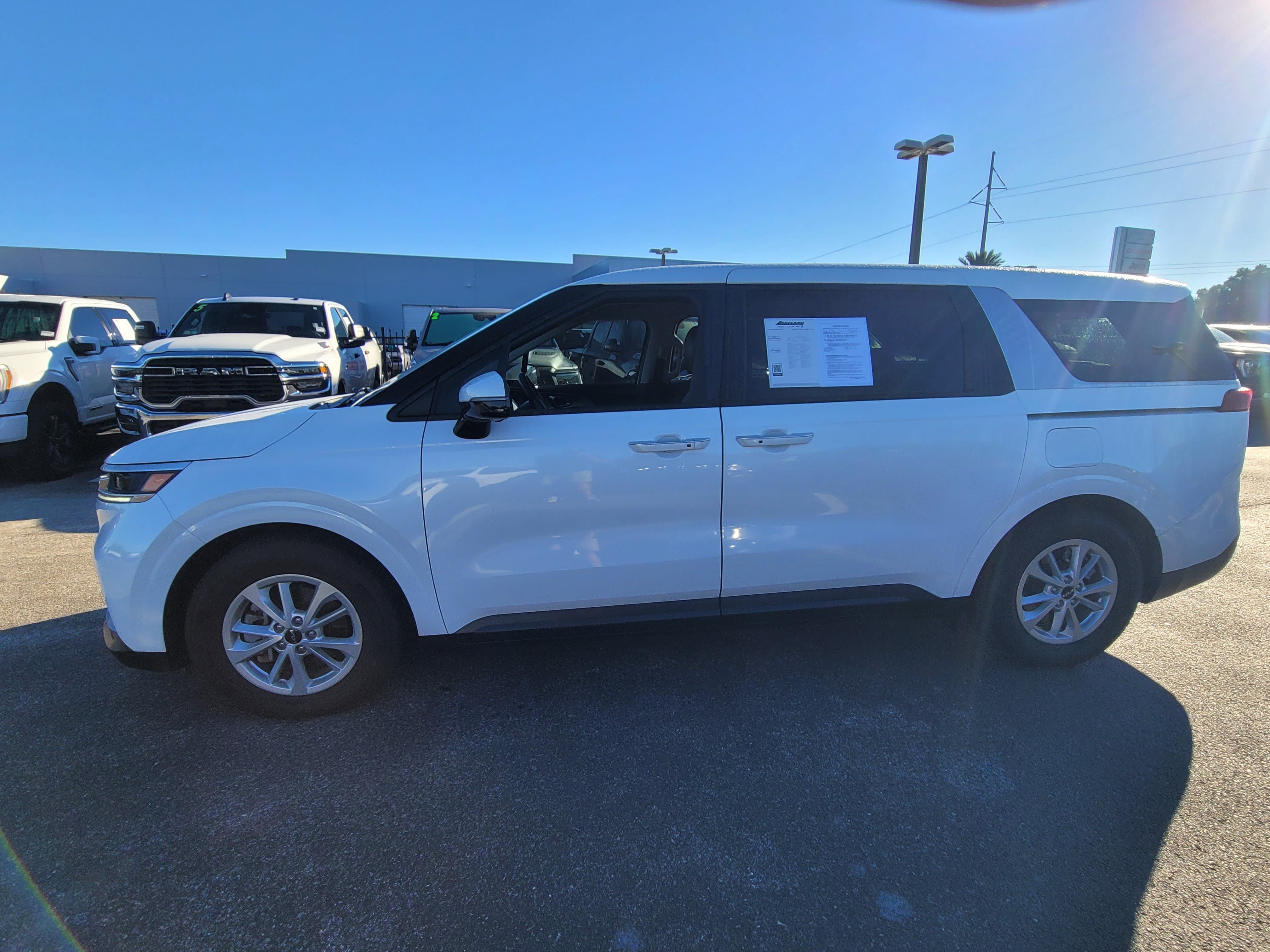 Used 2024 Kia Carnival LX FWD image 7