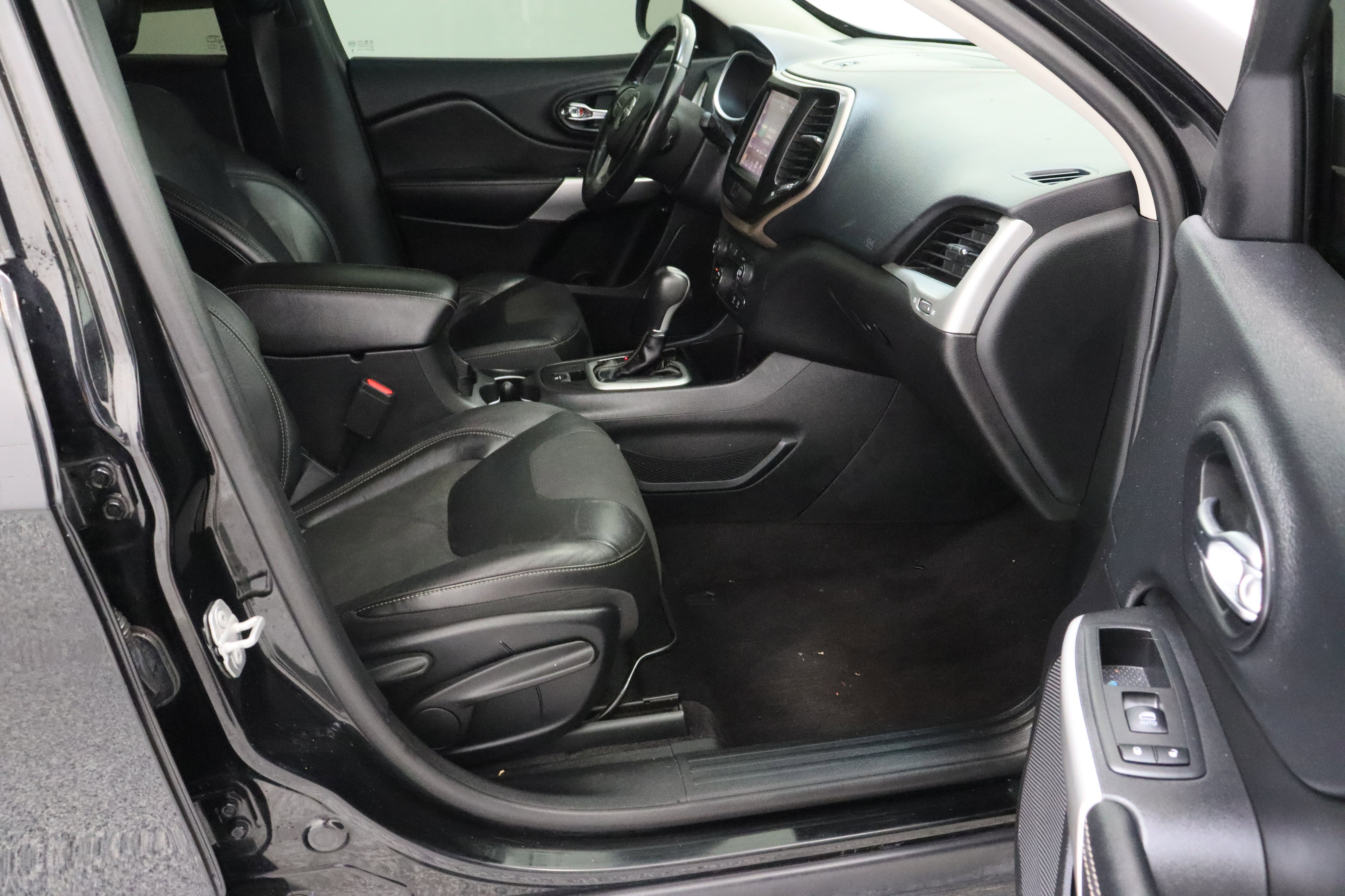 Used 2018 Jeep Cherokee Latitude Plus image 35