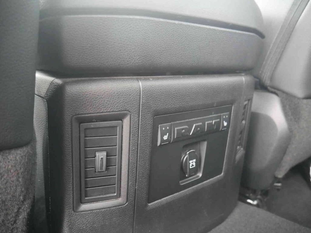 Used 2018 RAM 1500 Laramie w/ Convenience Group AWD/4WD image 18