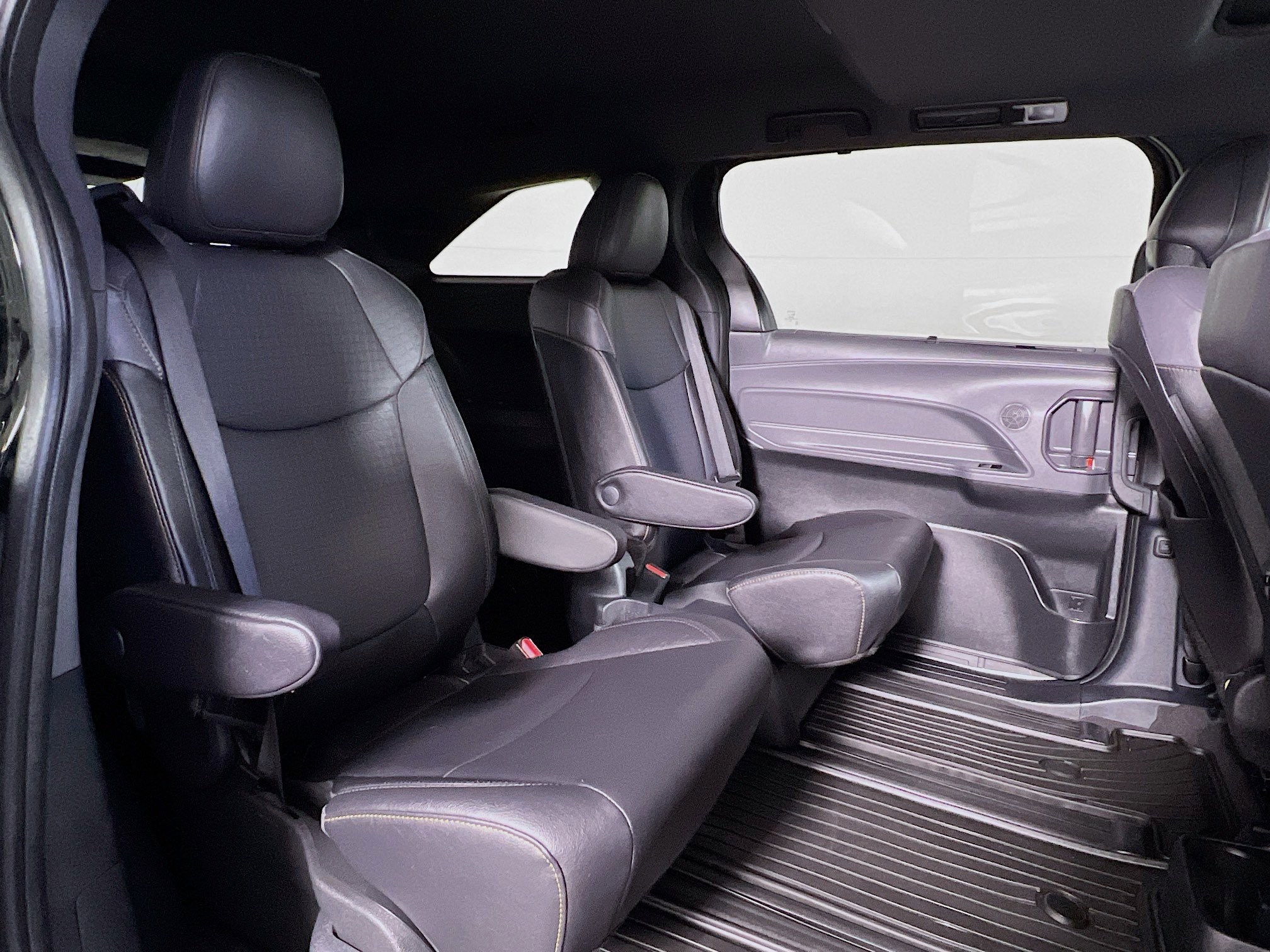 Certified 2024 Toyota Sienna XLE Woodland Edition image 24