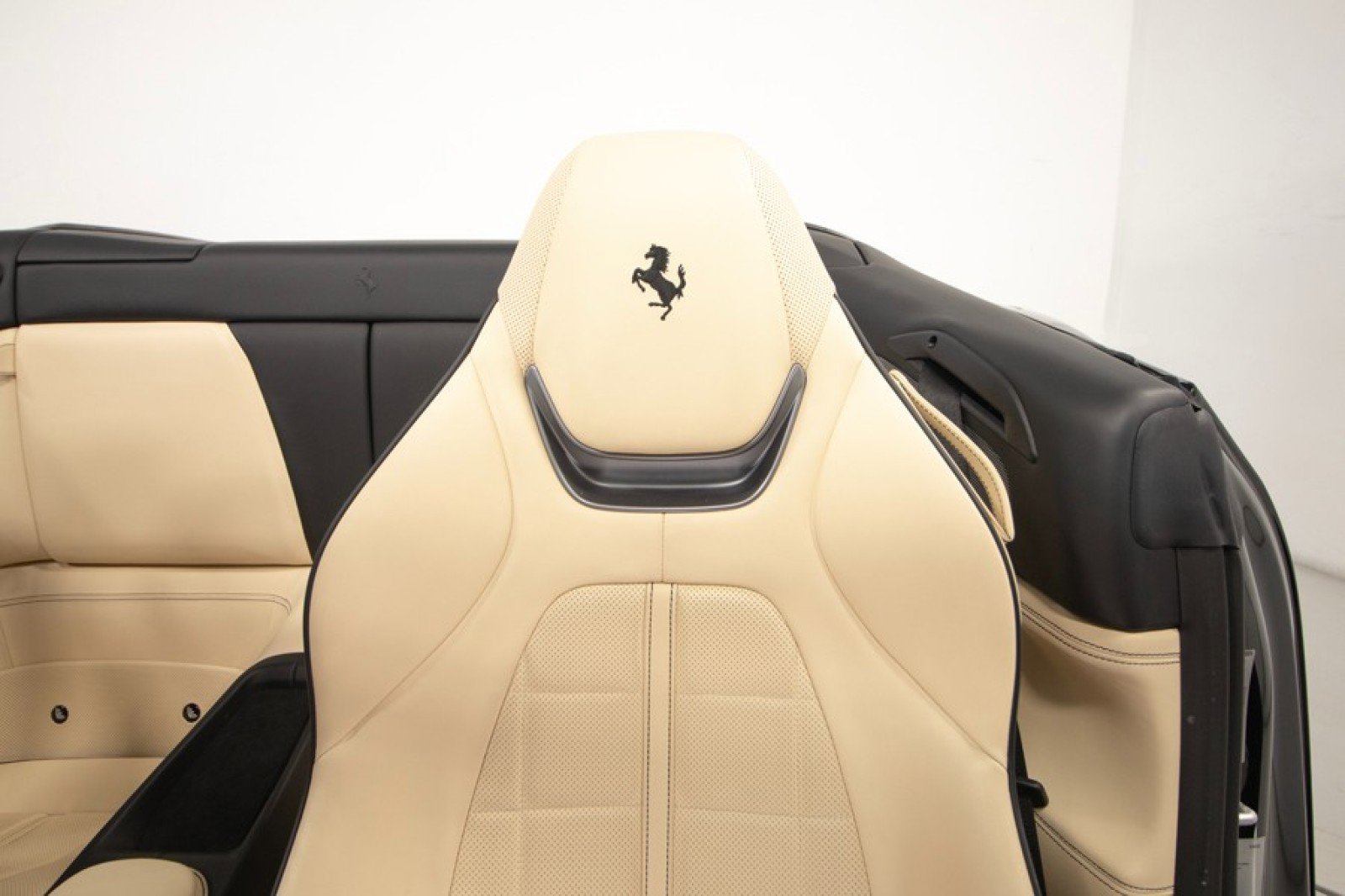 Used 2020 Ferrari Portofino image 4