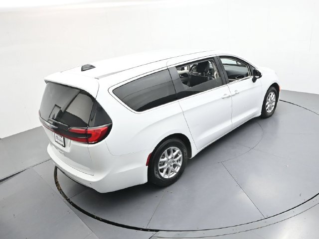 Used 2023 Chrysler Pacifica Touring-L FWD image 40