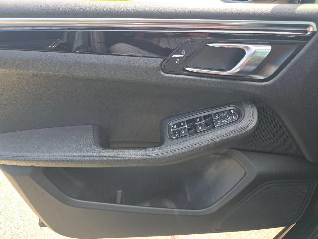 Used 2020 Porsche Macan AWD/4WD image 23