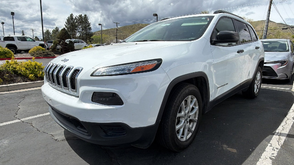 Used 2016 Jeep Cherokee Sport image 4