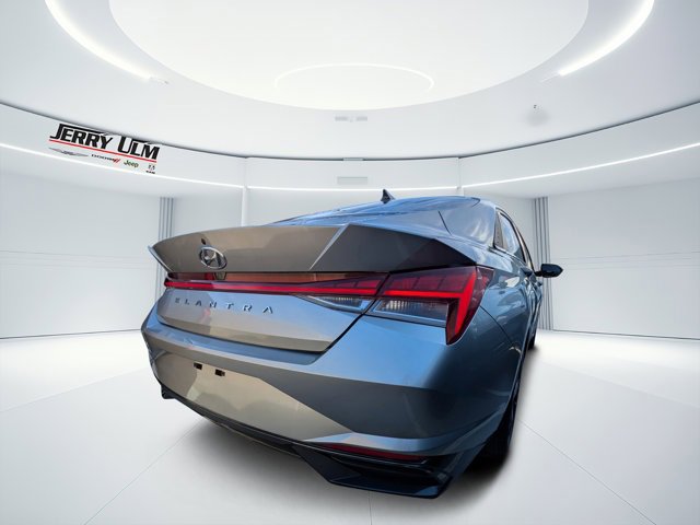 Used 2022 Hyundai Elantra SEL w/ Convenience + Premium Package image 2