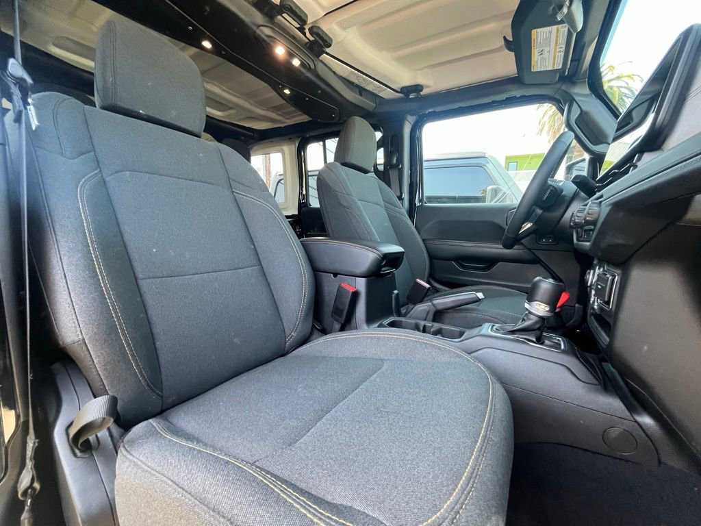 Used 2025 Jeep Wrangler Unlimited Sahara AWD/4WD image 15