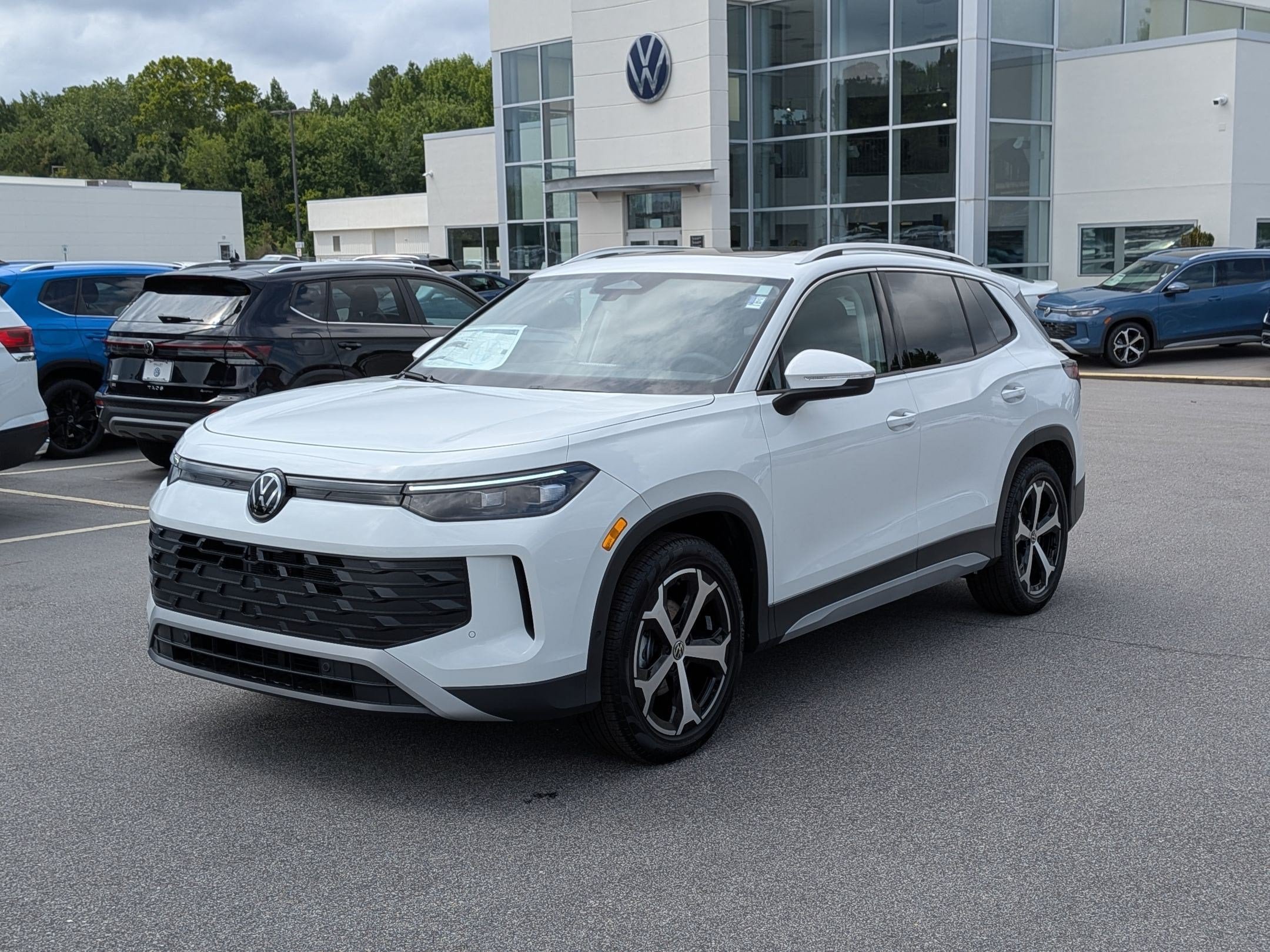 New 2026 Volkswagen Tiguan SE FWD image 7