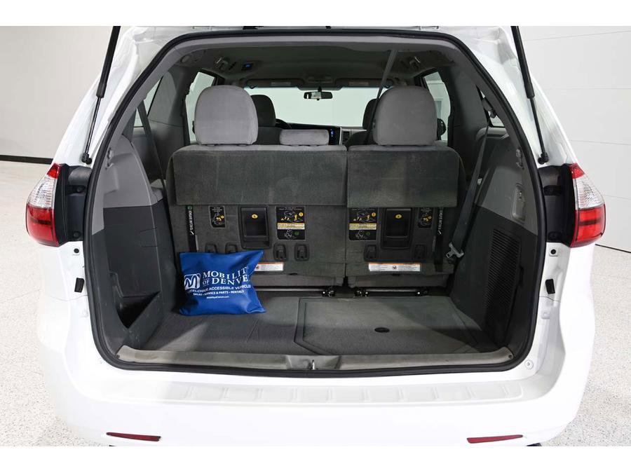 Used 2015 Toyota Sienna L FWD image 25