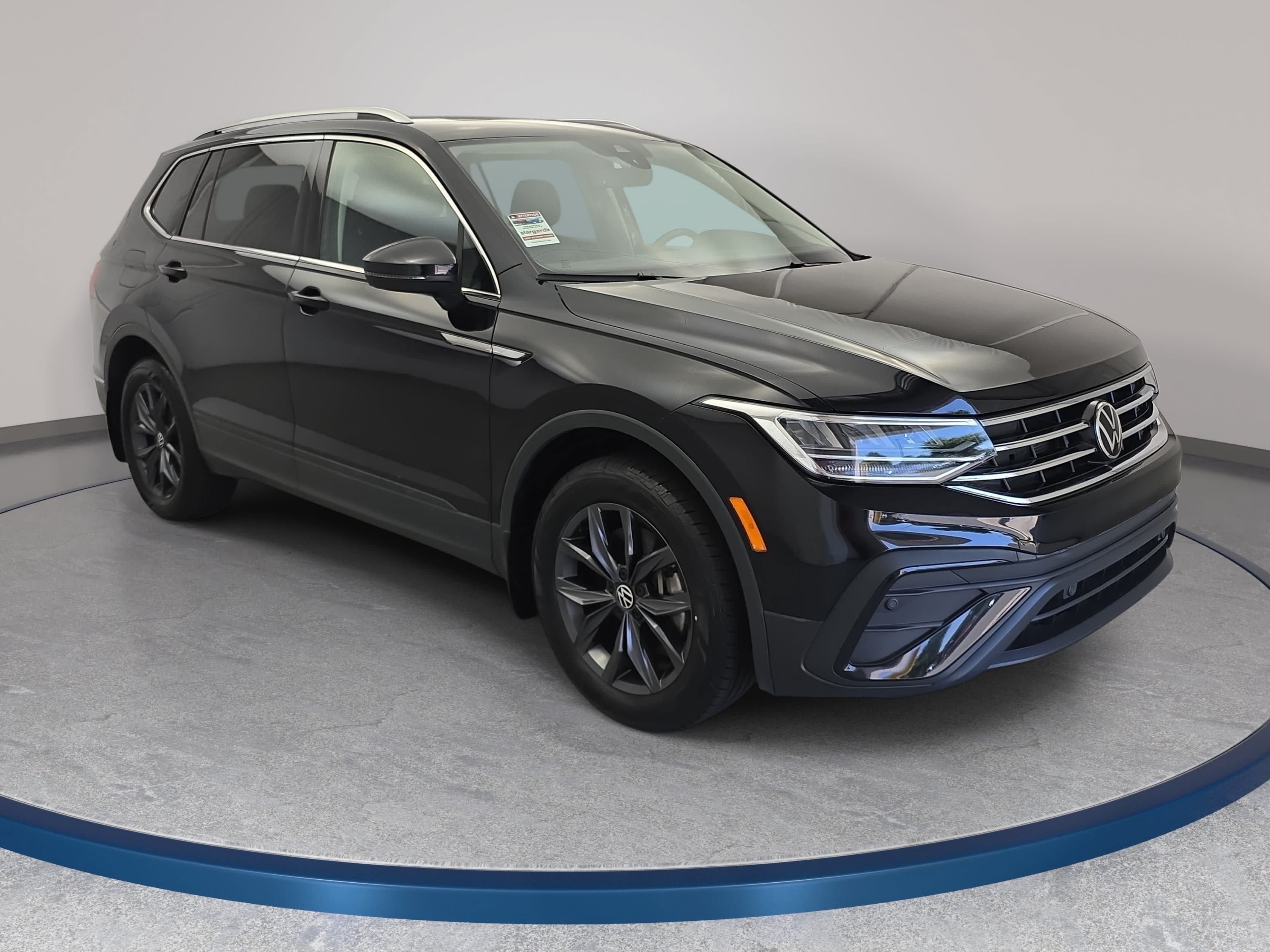 Used 2023 Volkswagen Tiguan SE w/ Panoramic Sunroof Package FWD image 3