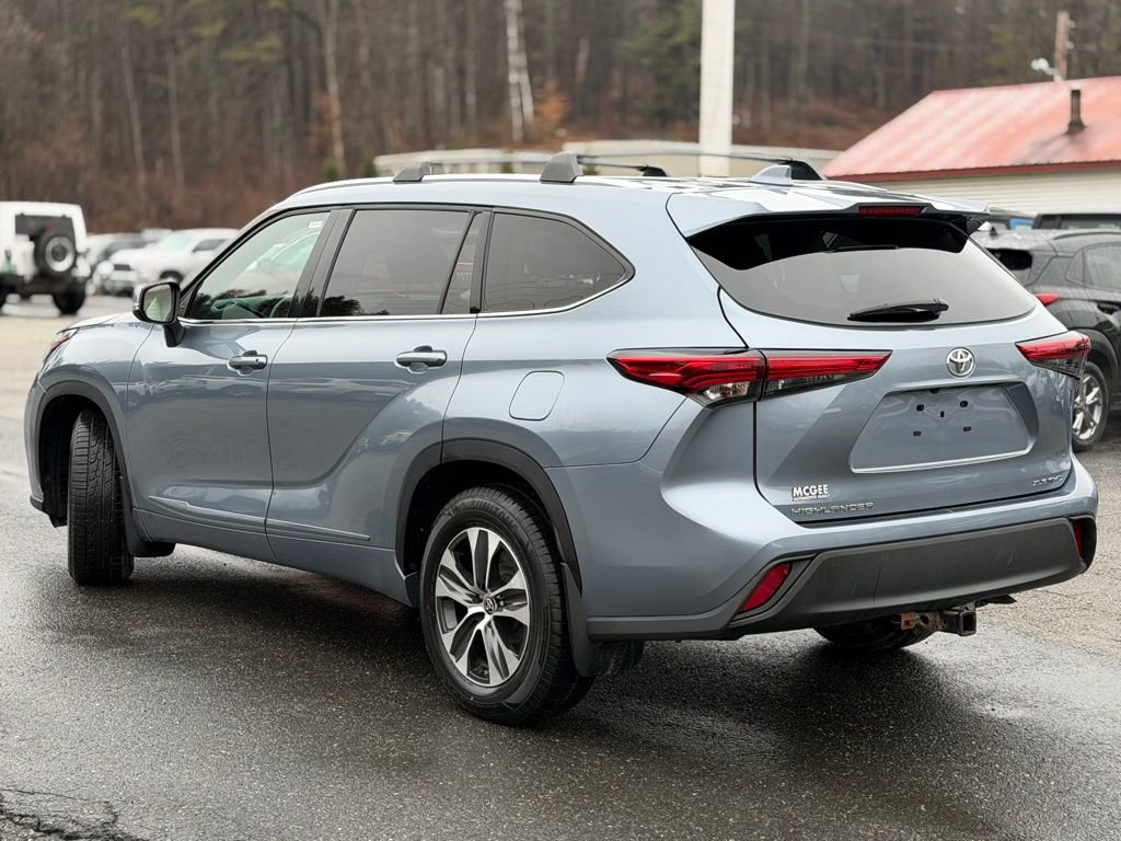 Used 2022 Toyota Highlander XLE AWD/4WD image 3