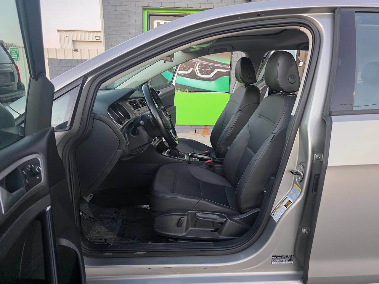 Used 2015 Volkswagen Golf S image 18