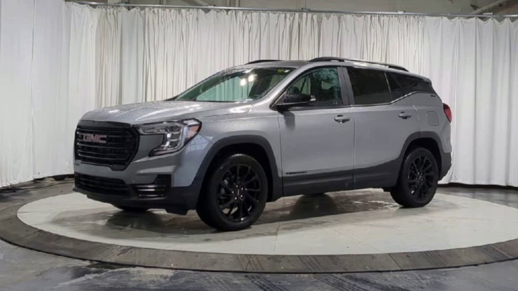 Used 2023 GMC Terrain SLE w/ Driver Convenience Package image 4