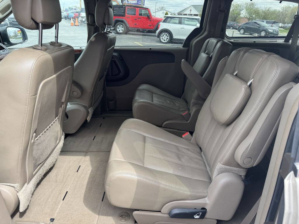 Used 2014 Chrysler Town & Country Touring-L image 11