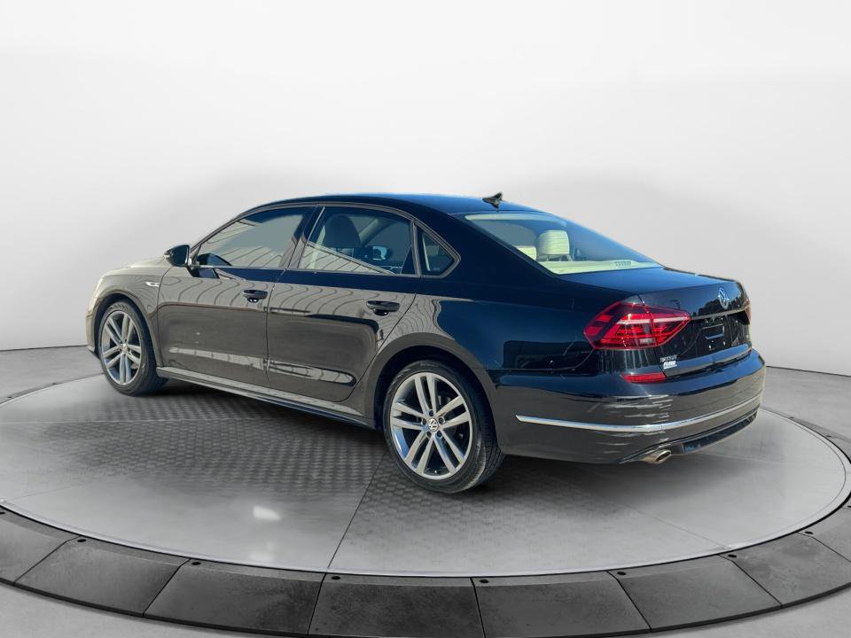 Used 2018 Volkswagen Passat 2.0T R-Line w/ R-Line Lighting Package FWD image 5