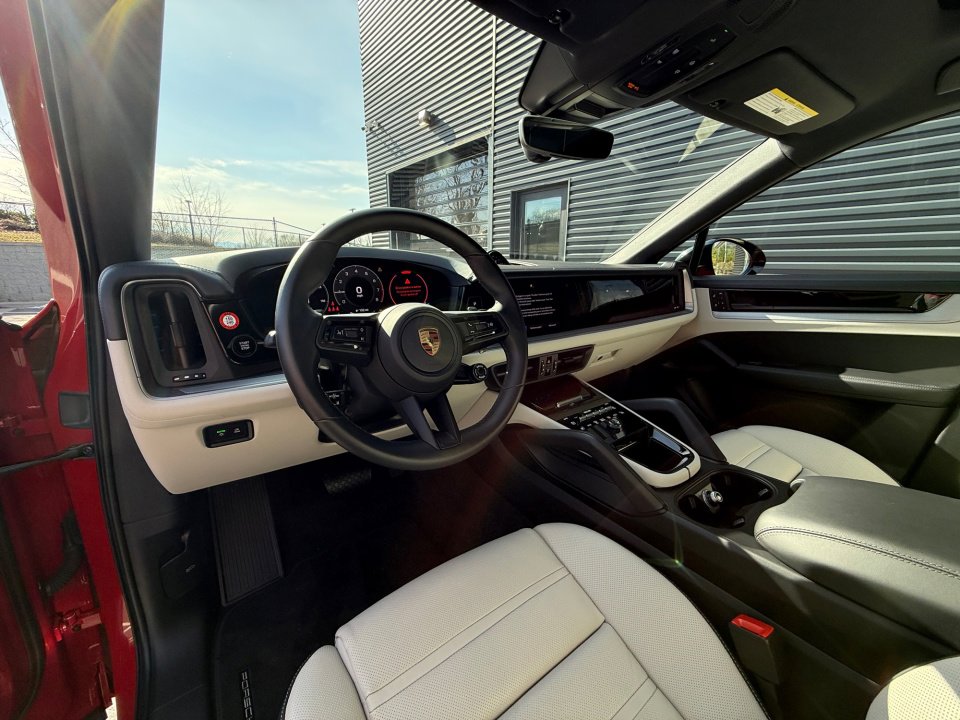 Certified 2025 Porsche Cayenne Coupe image 4