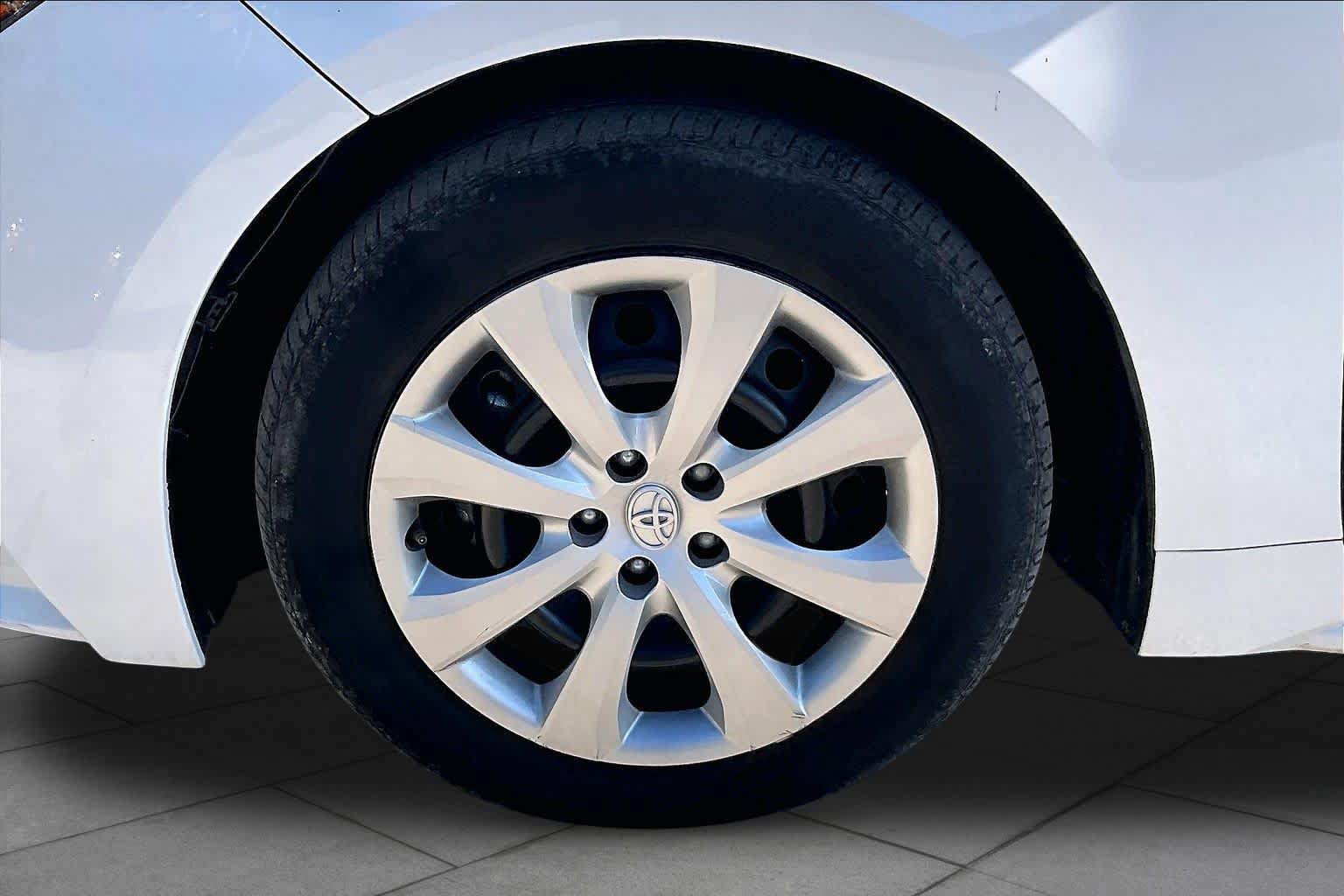 Used 2025 Toyota Corolla LE FWD image 11