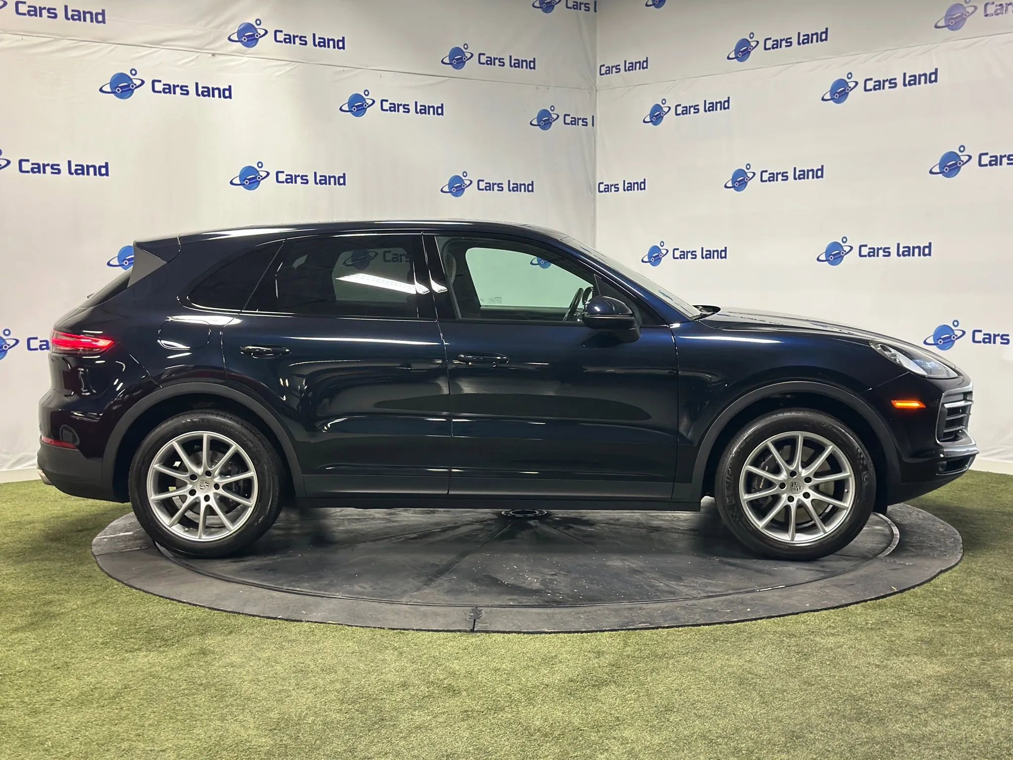 Used 2022 Porsche Cayenne Sport Utility 4D image 3