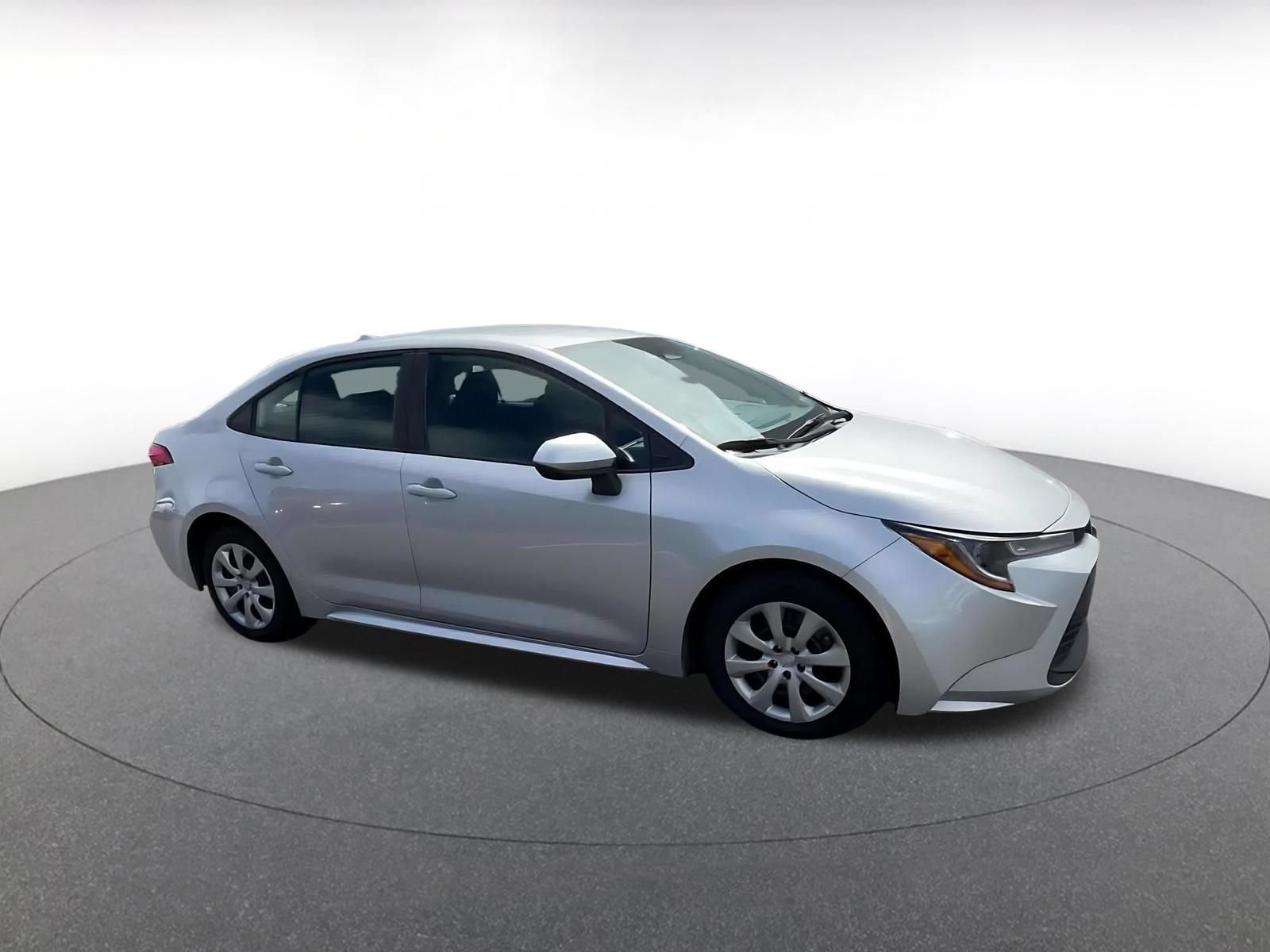 Used 2025 Toyota Corolla LE FWD image 2