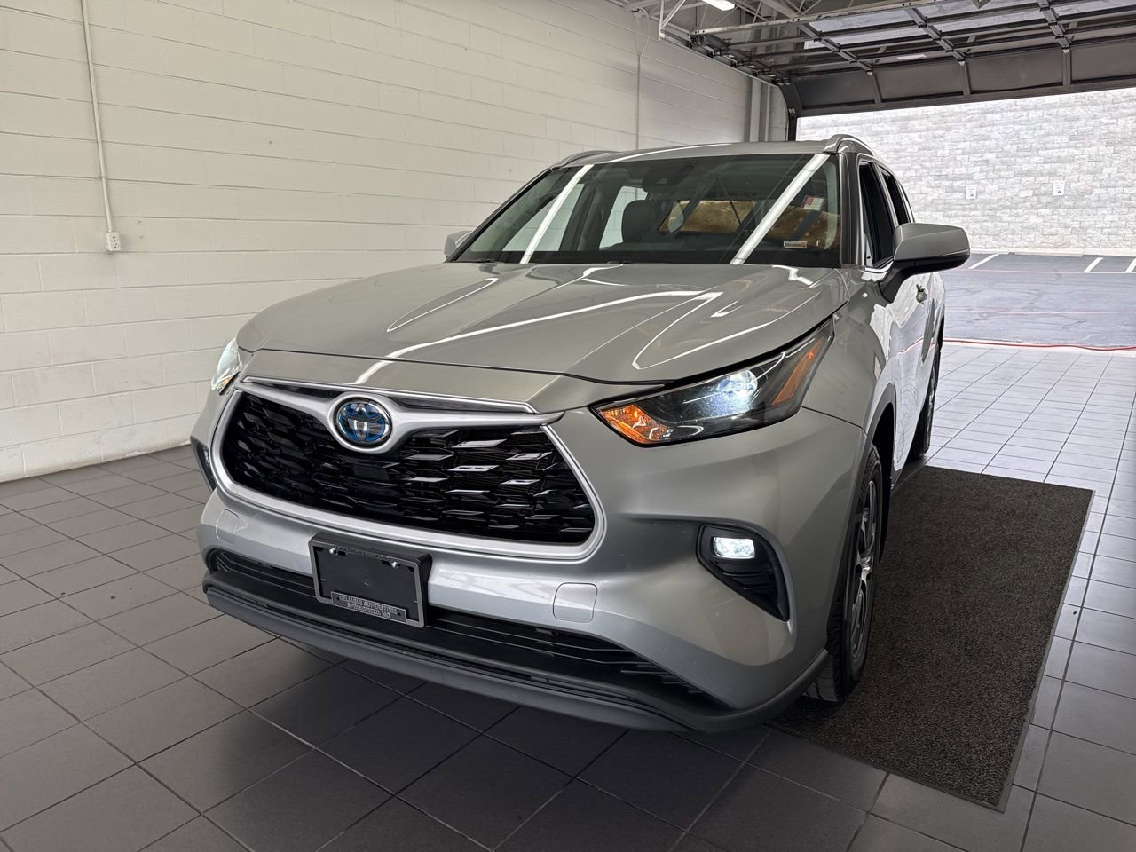 Used 2023 Toyota Highlander XLE image 3