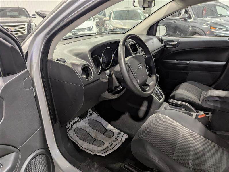 Used 2010 Dodge Caliber SXT image 9