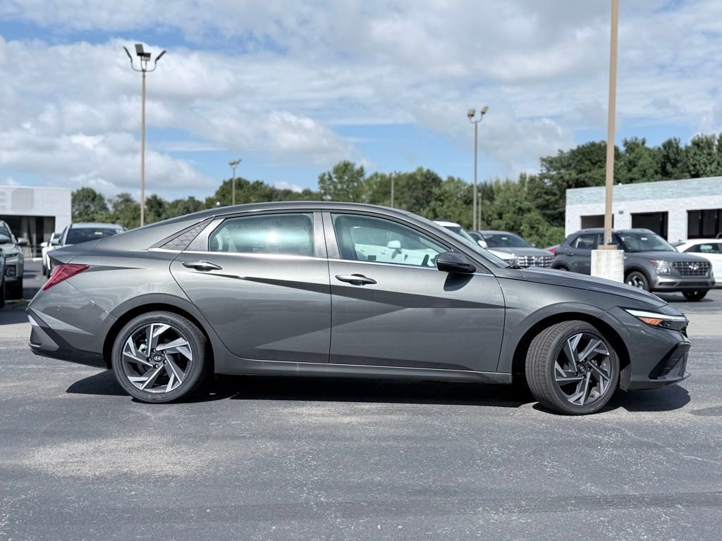 New 2025 Hyundai Elantra Limited image 8