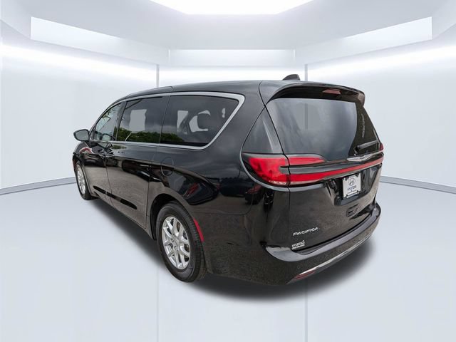 Used 2023 Chrysler Pacifica Touring-L FWD image 6