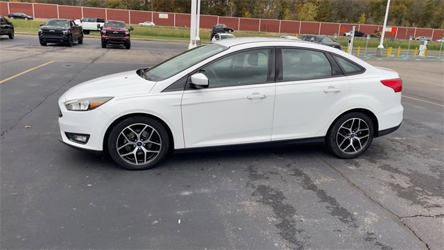 Used 2018 Ford Focus SE w/ SE Appearance Package image 4