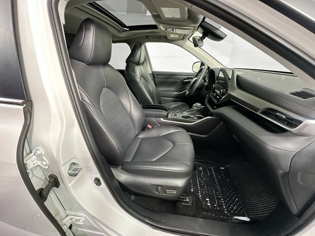 Used 2023 Toyota Highlander XLE AWD/4WD image 29