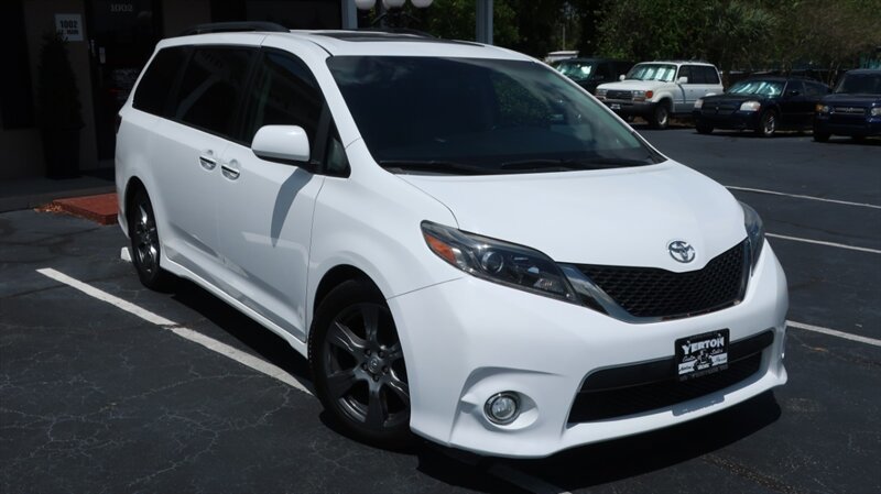 Used 2017 Toyota Sienna SE Premium FWD image 3