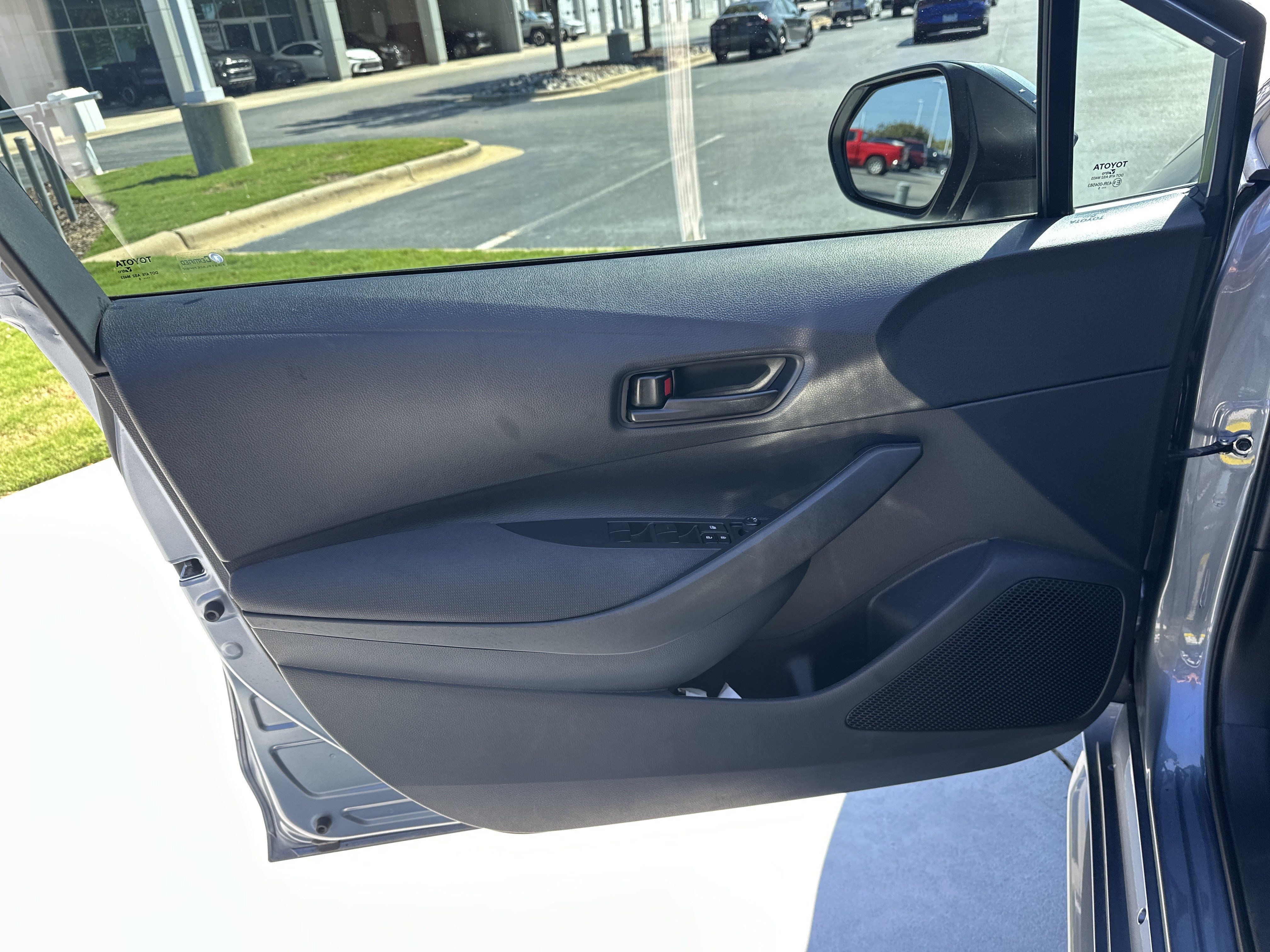 Used 2025 Toyota Corolla LE FWD image 14