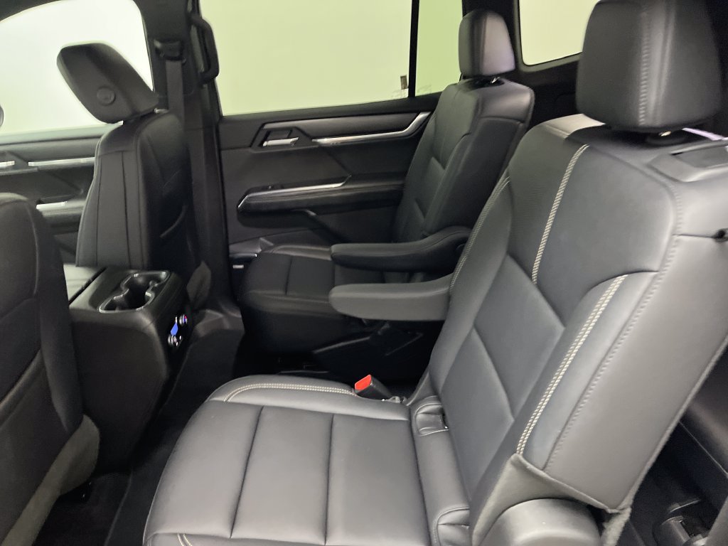 Used 2026 GMC Acadia Elevation w/ Elevation Premium Package FWD image 13