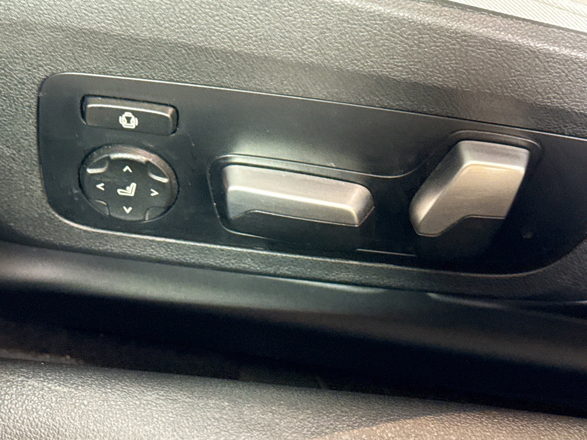 Used 2025 BMW M8 Competition w/ Driving Assistance Package image 25