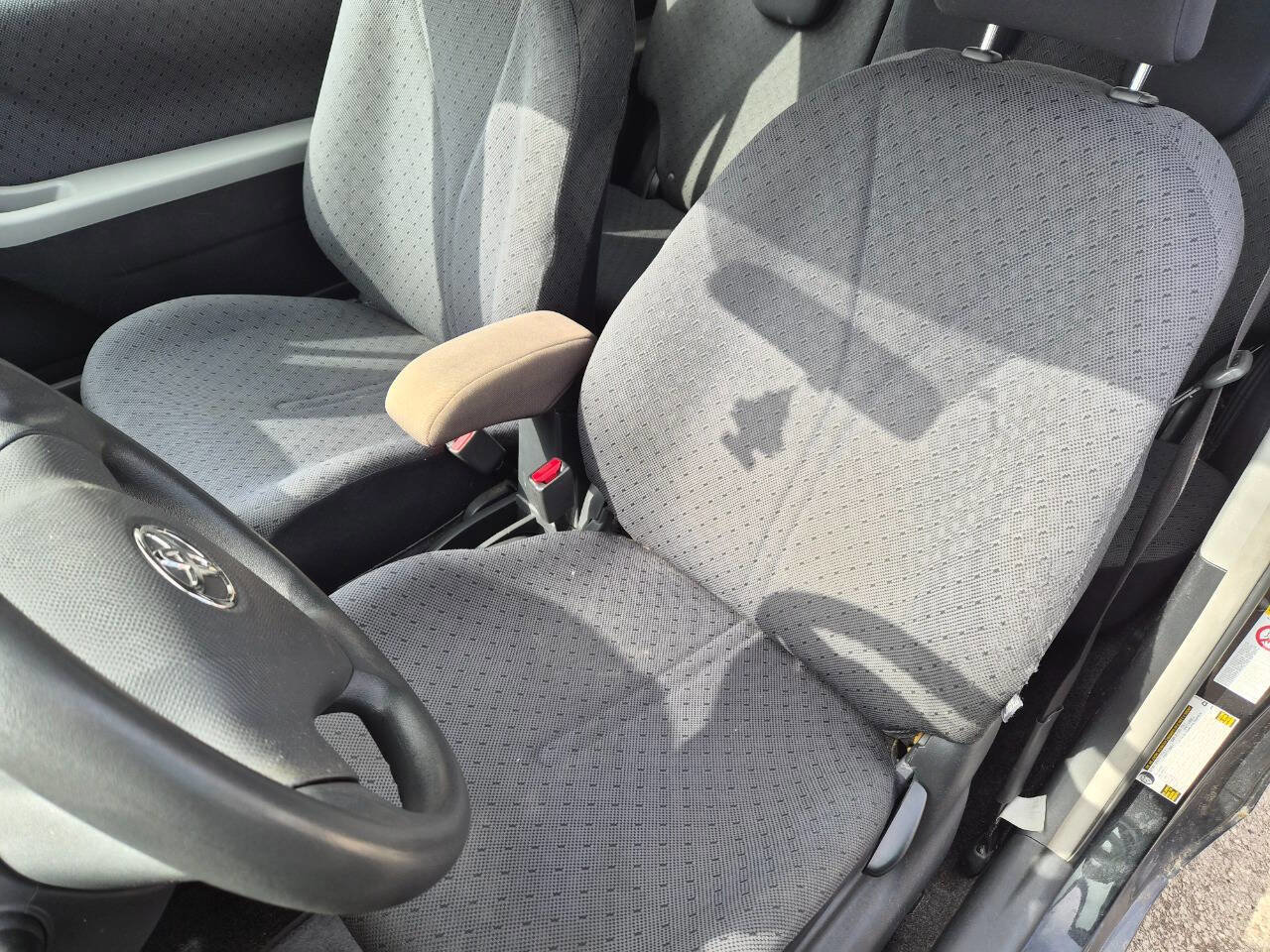 Used 2010 Toyota Yaris 2-Door Hatchback image 6