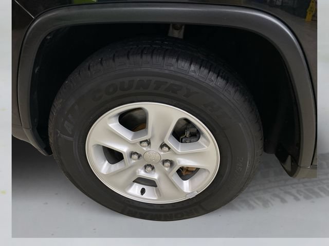 Used 2016 Jeep Grand Cherokee Laredo AWD/4WD image 19