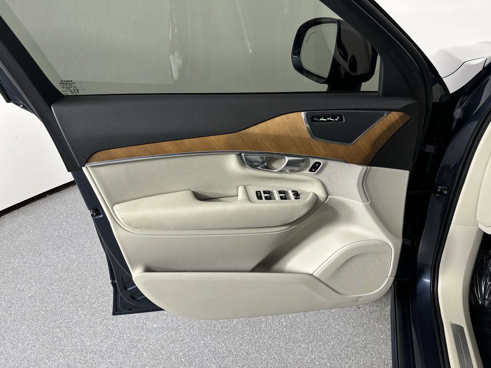 Used 2021 Volvo XC90 T8 Inscription Expression w/ Protection Package Premier image 21